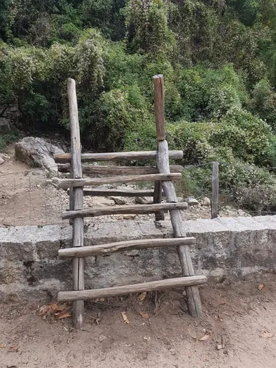Echelle pour accéder au chemin de la cascade