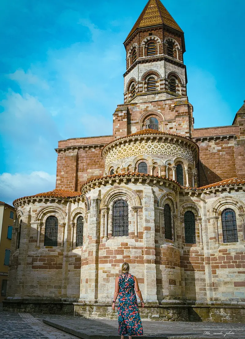 Florandophoto devant la basilique Saint Julien à Brioude