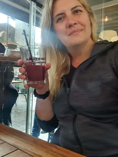 Florandophoto prend un verre au Shanka