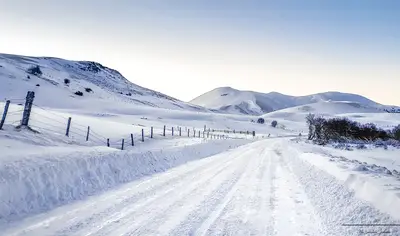 route enneigée le long du lac de guéry