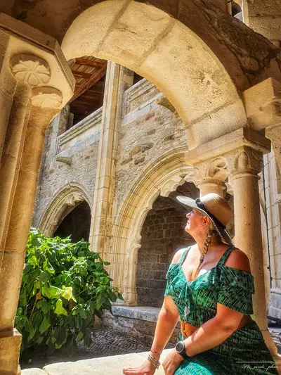 Florence admire la beauté du cloitre
