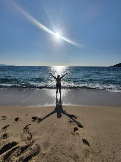 Bras écartés sur la plage Florandophoto