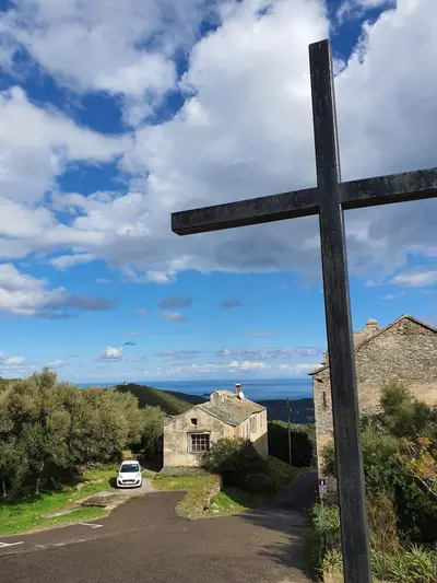 Croix devant des maisons