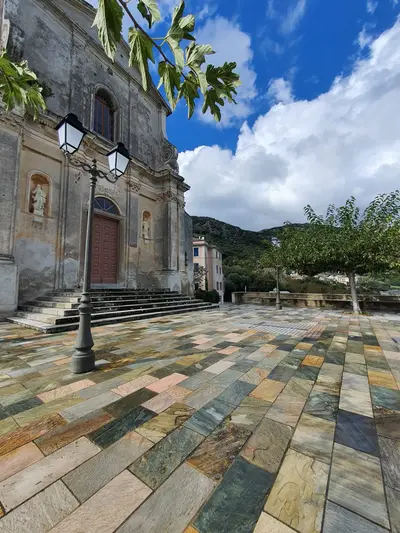 Place pavée de l'église avec un lampadaire