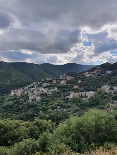 Vue sur le village avec un ciel nuageux