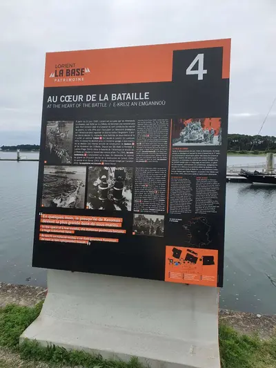 Affichage au coeur de la bataille ancienne base sous-marins à Lorient