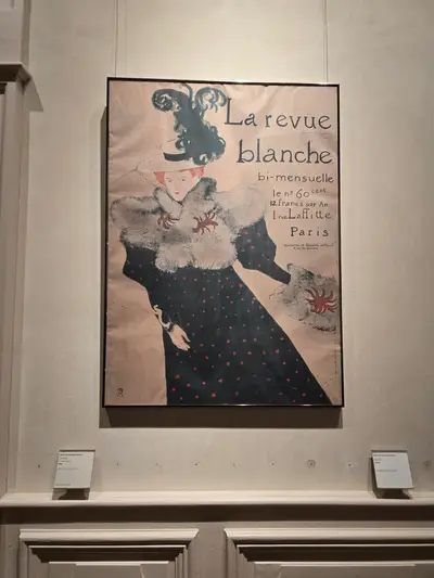 dame avec un chapeau à plumes