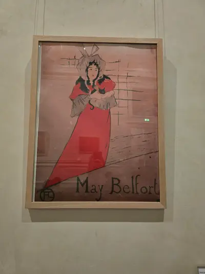 may belfort dans une robe rouge