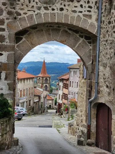 Eglise vue sous la porte d'entrée
