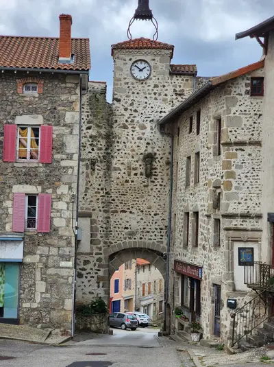 Porte d'entrée de la ville avec une horloge
