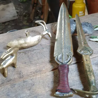 Facsimilés d'armes du néolithique