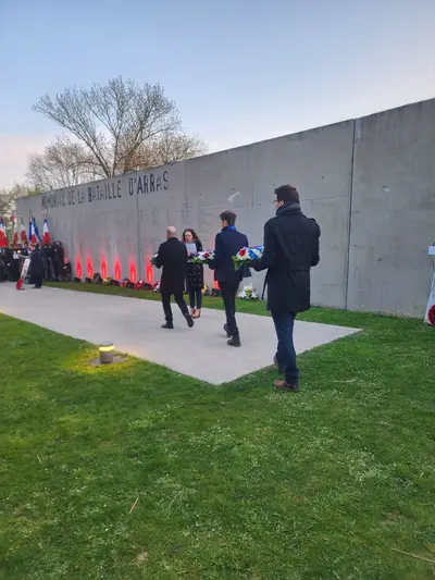 personnes qui marchent avec des fleurs