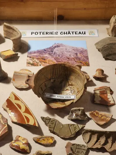 Exposition d'objets trouvés lors de fouilles dans le château d'Artias