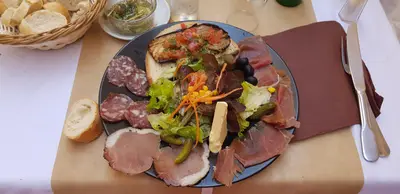 Assiette de charcuterie de pays avec crudités
