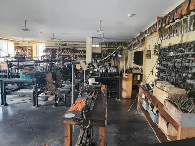 Atelier avec métiers mécaniques au musée des manufactures de dentelles de Retournac