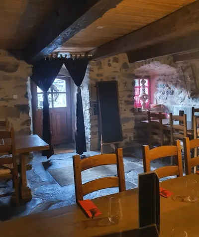 Salle avec des murs de pierre