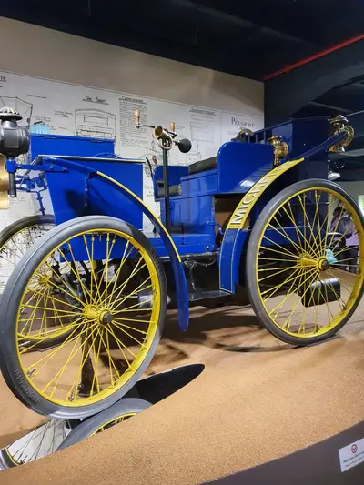 Vieille voiture bleue équipée de pneus Michelin