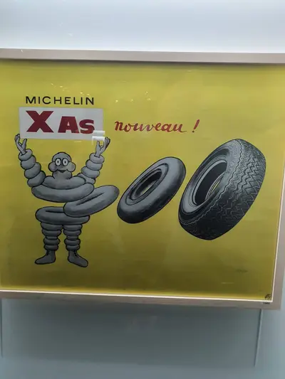 Affiche publicitaire Bibendum sur fond jaune