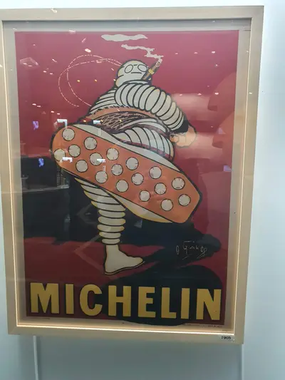 Affiche publicitaire Bibendum à la place en maillot de bain