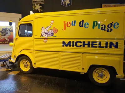 Camionnette jaune avec Bibendum
