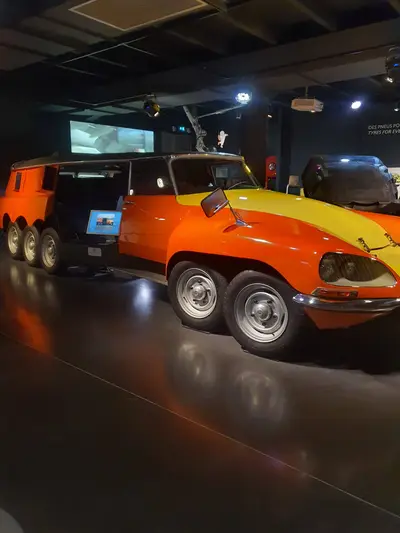 Voiture orange et jaune chenille