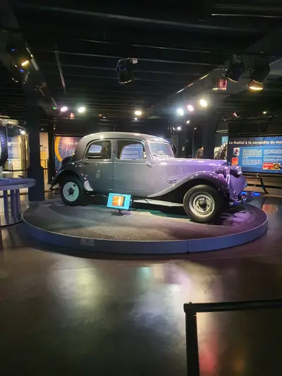 Vieille voiture équipée de pneus Michelin