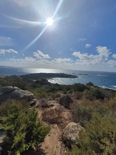 Vue sur la baie ensoleillée
