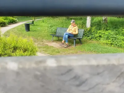Lecture sur un banc jardins Mallet-Stevens