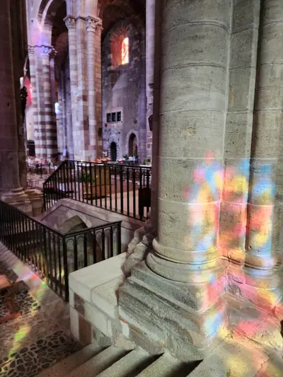Trace de vitraux dans la basilique saint julien de Brioude