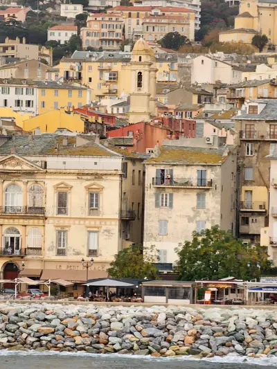 Maisons de Bastia depuis la mer