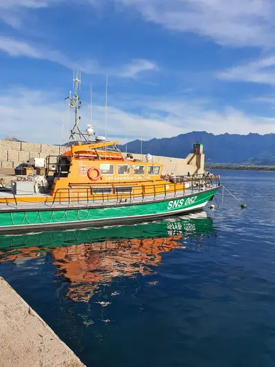 Bateau orange et vert