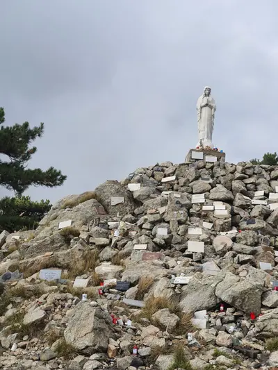 Notre-Dame de Bavella sous un ciel gris