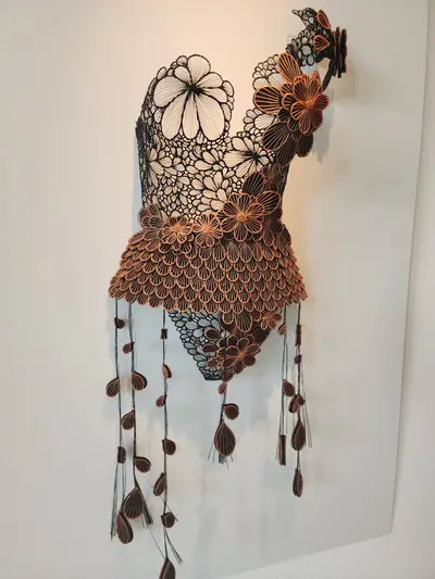 Exposition temporaire de Violaine Sausset au Musée des Manufactures de Dentelles à Retournac: body couleur bronze