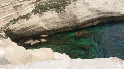Eau verte dans les bouches de Bonifacio