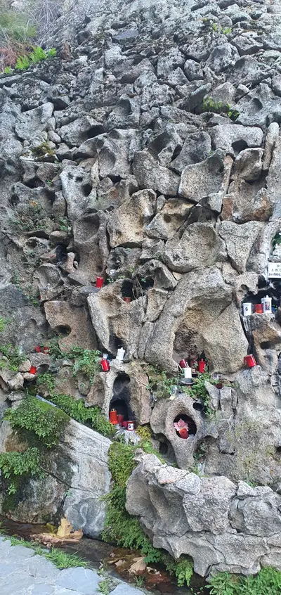 Bougies pour la transhumance dans une paroi
