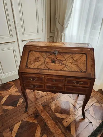 Secrétaire en marquèterie au château de Chavaniac-Lafayette