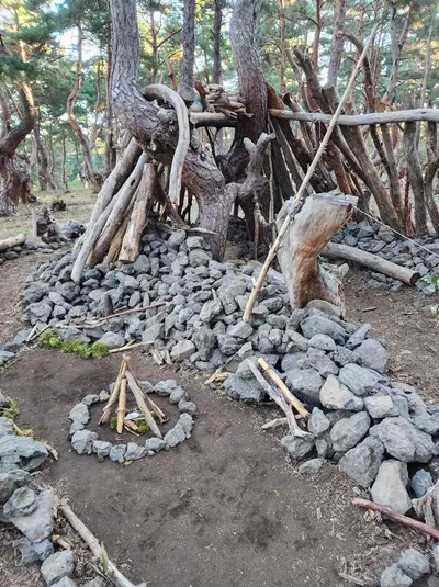 Cabane en bois et en pierre