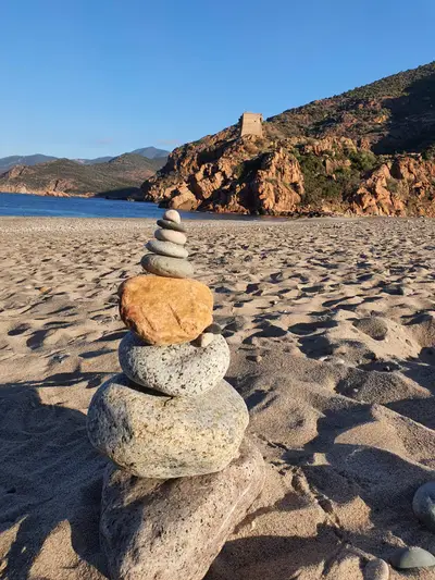 Cairn galets plage porto scaled