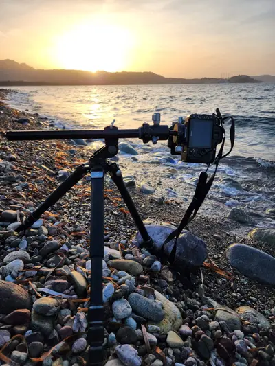 Boitier Nikon d7500 et trépied Vanguard sur la plage de Calvi