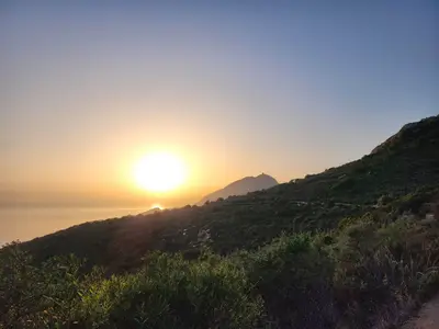Soleil près des montagnes