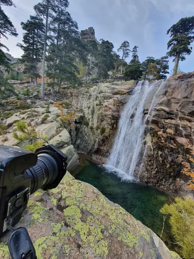 Appareil photo au bord de la cascade