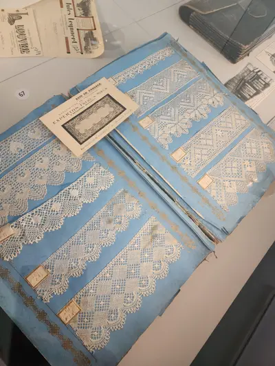Catalogue d'échantillons de dentelle au musée de Retournac
