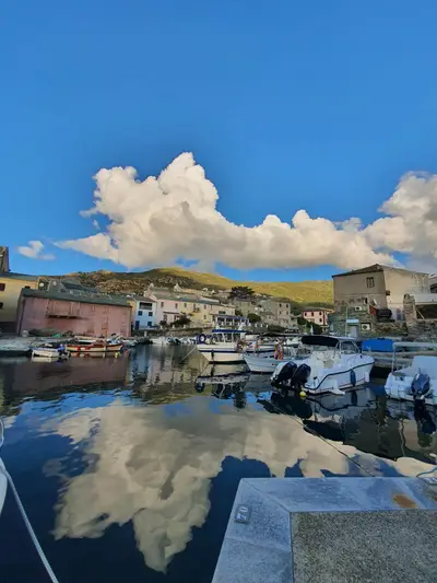 Port de centuri avec un gros nuage