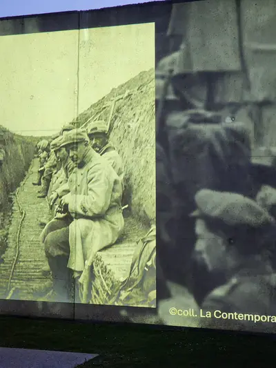 soldats dans la tranchée