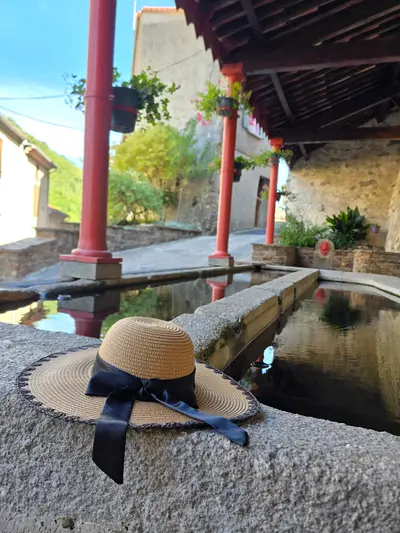 chapeau posé au bord du lavoir