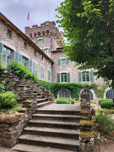 Tour avec des créneaux et escaliers du château de Chavaniac-Lafayette