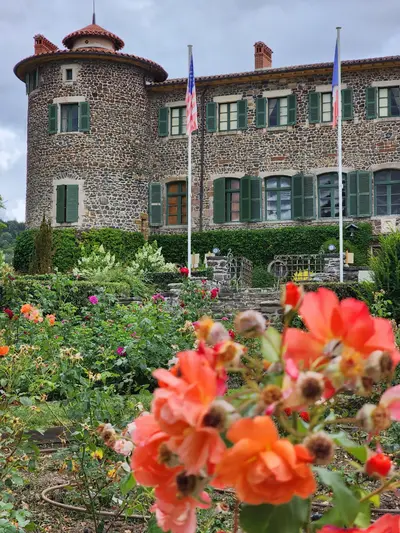 Vue sur la façade du château de Chavaniac-Lafayette avec fleurs