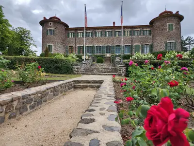 Façade du château de Chavaniac-Lafayette avec drapeau