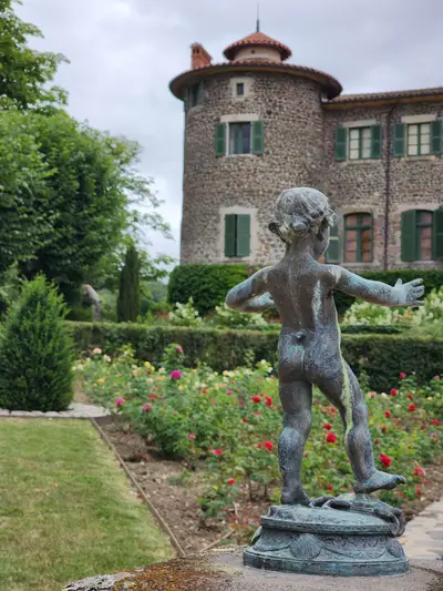Statue dans la roseraie du château de Chavaniac-Lafayette