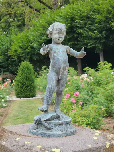 Statue dans la roseraie du du château de Chavaniac-Lafayette